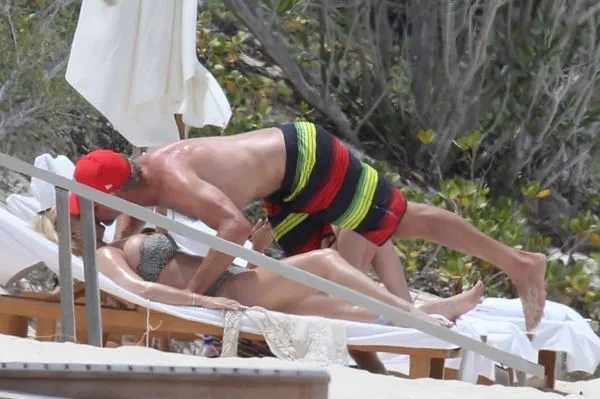 Jessica Simpson suured tissid bikiinides