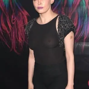 หน้าอก Rose McGowan