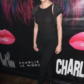 Rose McGowan มองทะลุหน้าอก