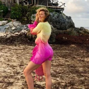 שאנטל ואנסנטן סקסית בשמלת חוף