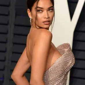 Shanina Shaik Titten rutschen aus