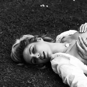 Эшли Джеймс покрывает топлес