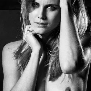 Эшли Джеймс топлесс и горячая