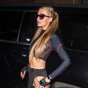Paris Hilton fierbinte în pantaloni negri