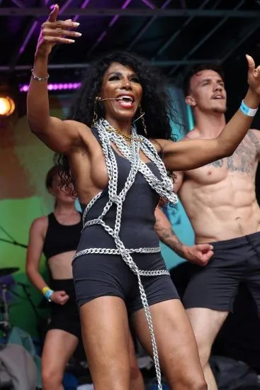 Mamilos nus de Sinitta durante apresentação de palco