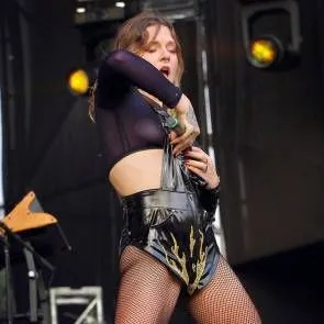 16-Tove-Lo-Topless