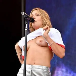 02-Tove-Lo-Topless