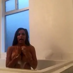 バスタブでトップレスのヴィダ・グエラ