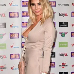 01-ஒலிவியா-பக்லேண்ட்-நிப்-ஸ்லிப்