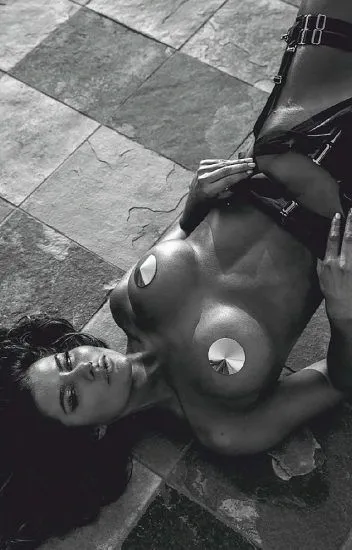 Bianca Richards nakna bröst