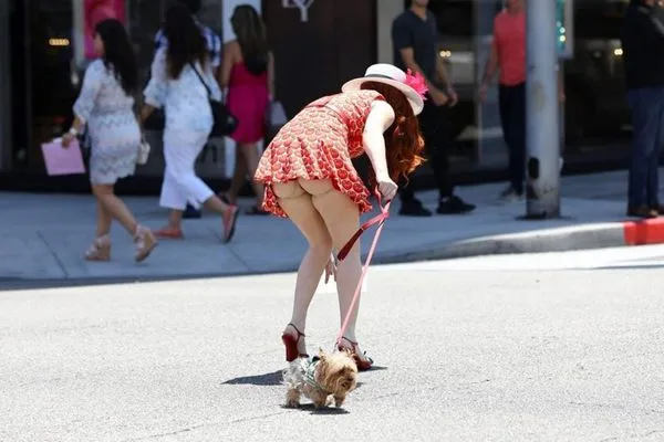 రెడ్‌హెడ్ వోర్ ఫోబ్ ప్రైస్ యాస్ ఫ్లాష్ అయితే అప్‌స్కిర్ట్!