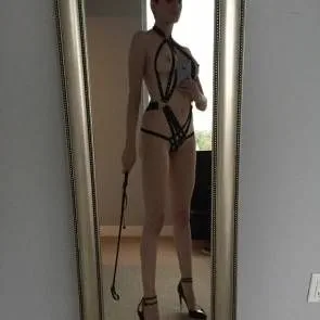 ミラー写真のローズマッゴーワンBDSM衣装