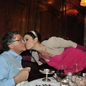 07-సారా-తోమాసి-లేకుండా-లోదుస్తులు-పుస్సీ