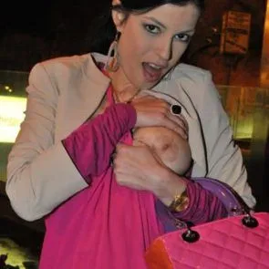 18-సారా-తోమాసి-లేకుండా-లోదుస్తులు-పుస్సీ