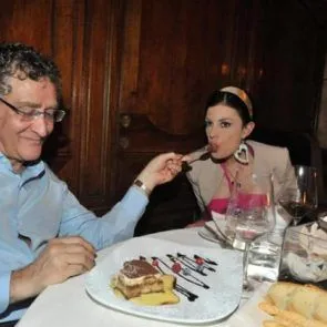 06-సారా-తోమాసి-లేకుండా-లోదుస్తులు-పుస్సీ