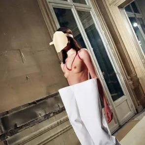 Shanina Shaik çıplak göğüsler