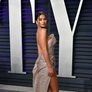 Shanina shaik KEDİ ve meme kayma