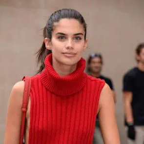 07-Sara-Sampaio-Sideboob-Braless