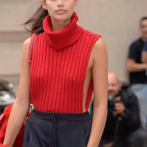 06-Sara-Sampaio-Sideboob-Braless