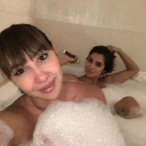 Jackie Cruz våt i badekaret med venninnen