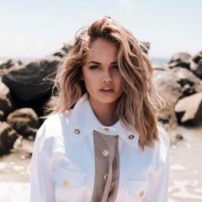 Деббі Райан сексуально позує