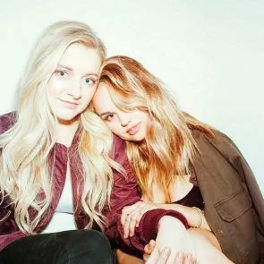 Деббі Райан сексуальна зі своєю подругою