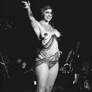 Payudara Danielle Colby di tempat kejadian