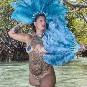 Payudara telanjang Danielle Colby