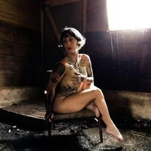 Danielle Colby duduk telanjang