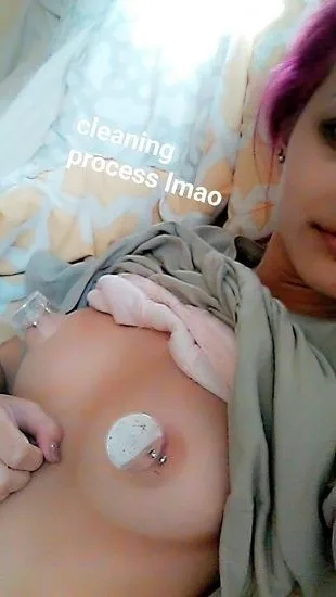 Ariela Barer meztelenül kiszivárgott mellek