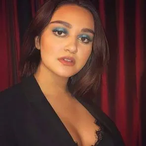Ariela Barer szexi dekoltázs