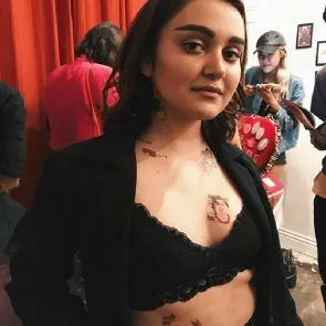 Ariela Barer fekete melltartóban