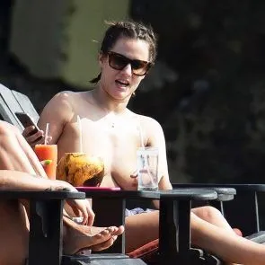 सार्वजनिक रूप से नग्न कैरोलिन फ्लैक