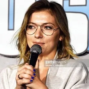 Annie Lederman Desnuda - ¡Ella mostró sus tetas en público!