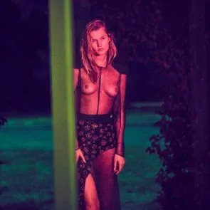 Toni Garrn pits nus
