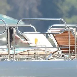 Сара Сампайо смотрит ей вслед