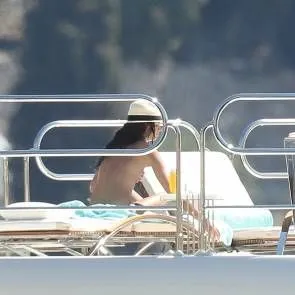 Сара Сампайо покрывает ее сиськи