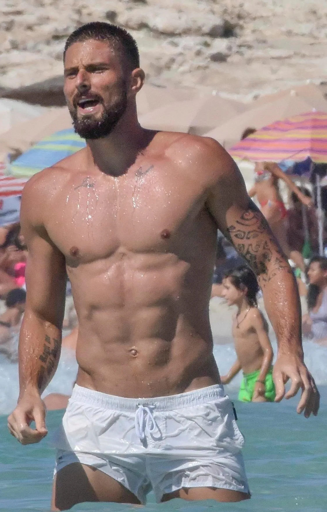 Olivier Giroud expone cuerpos musculares en la playa