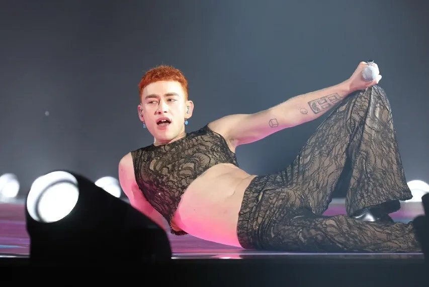 알렉산더는 행사에 매우 흥미 로워 보입니다