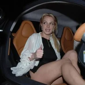 britney spears pulgares arriba a paparazzi