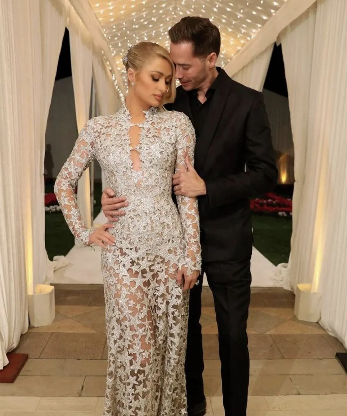 לפריס הילטון יש שמלה שבוכה (שתי תמונות) בחתונה