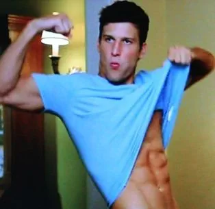 帕克·杨（Parker Young）展示了他的肚子，看着空的