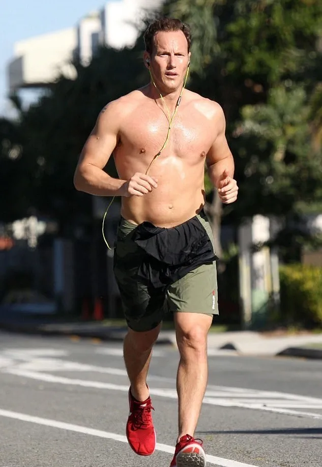 俳優のパトリック・ウィルソン・パパラッチ上半身裸の写真