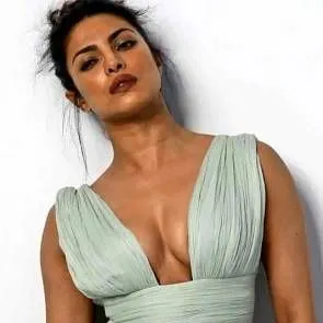 44-ప్రియాంక-చోప్రా-సెక్సీ