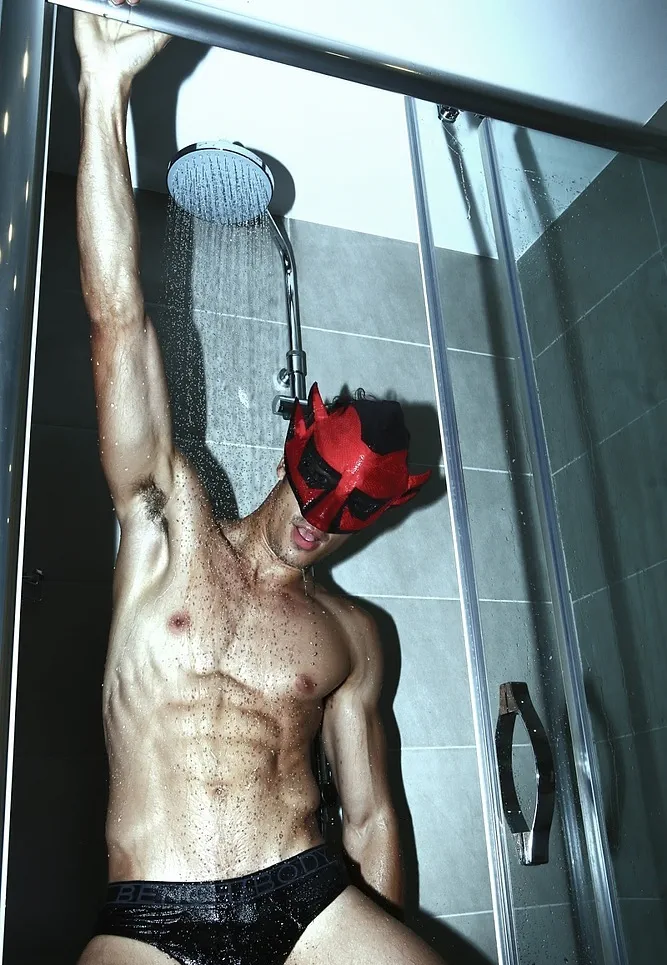 Naken og liten vaskemaskin