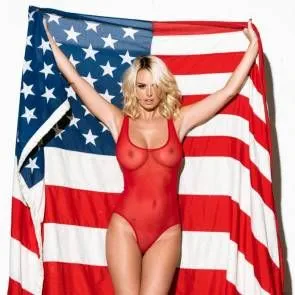 Ріан Сагден топлес з американським прапором