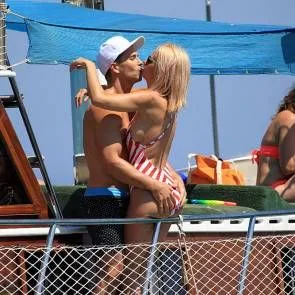 02-ريان-سوجدين-بيكيني