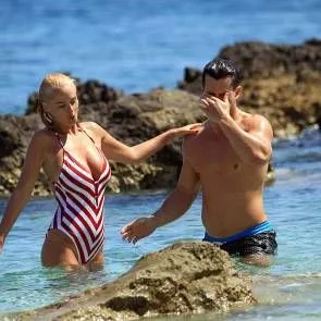 03-ريان-سوجدين-بيكيني