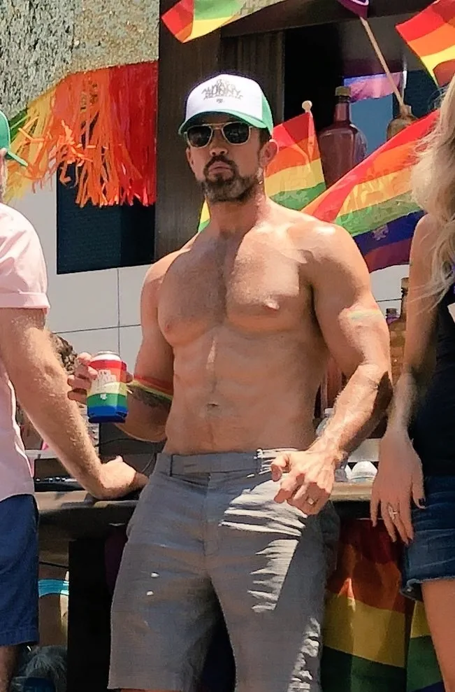 Skuespiller Rob McKkini, fotograf, søn T -co -oh