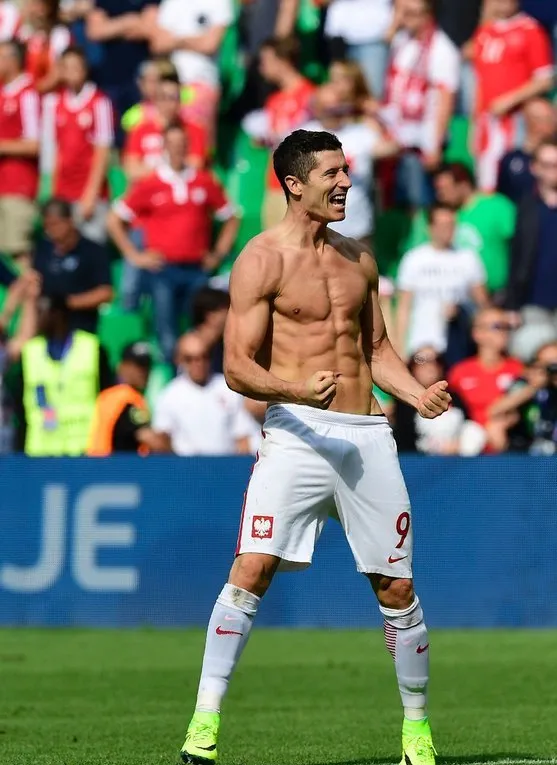 Robert Lewandowski nudes abs hunk
